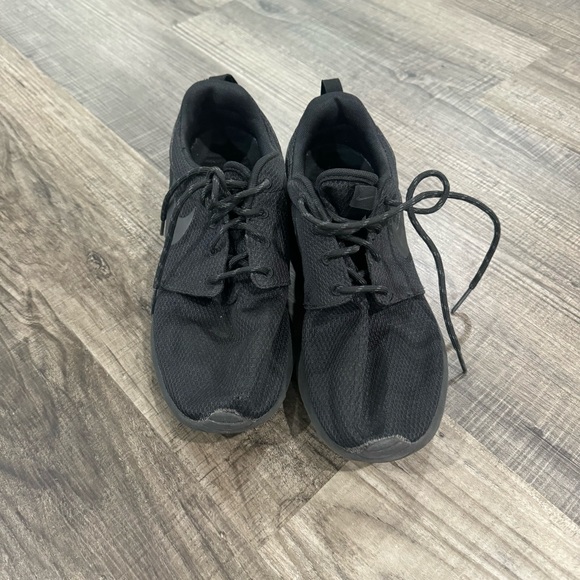 Nike Shoes - Nike women’s roshe